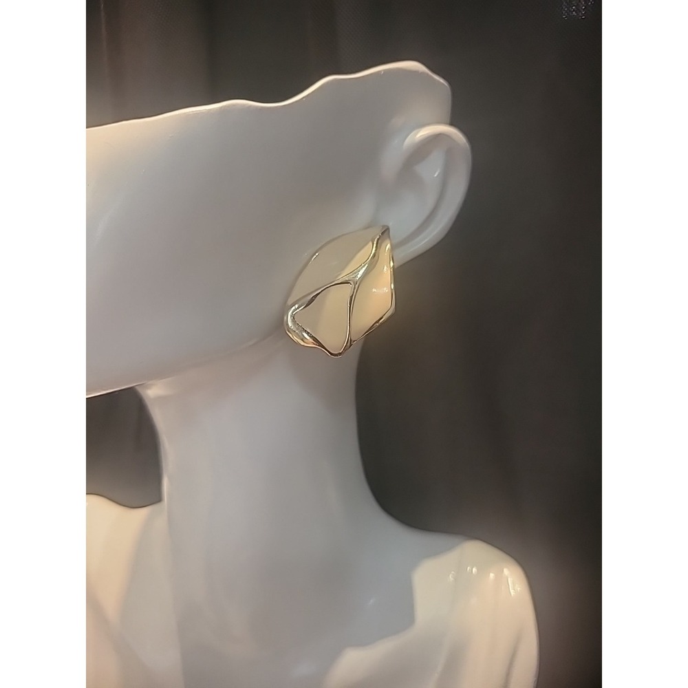 Vintage‎ Gold Tone Earrings Pierced Stud Beige Enamel Jewelry Costume